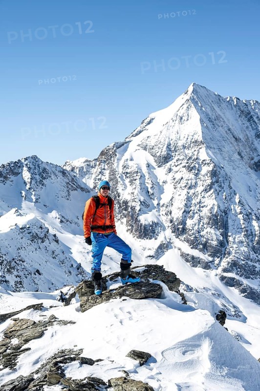 Ski tourers on foot, mountain panorama with snow-covered mountain landscape in winter, view of mountain peak Königsspitze, summit of Madritschspitze, Ortler Alps, Vinschgau Valley, Italy