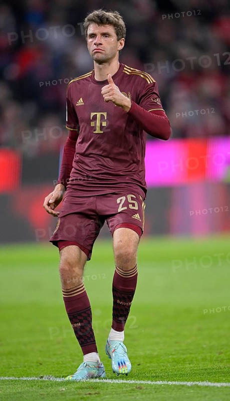 Thomas Müller FC Bayern Munich FCB, thumbs up, gestures, Allianz Arena, Munich, Bavaria, Germany