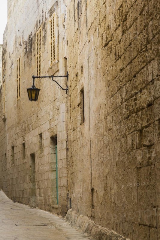 Alleyway in old medieval city of Mdina, Malta