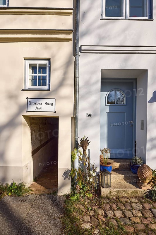 Entrance area of a historic house with door, Peterlens Gang, Gängeviertel, street An der Obertrave, Old Town, Hanseatic City of Lübeck, independent city, Schleswig-Holstein, Germany