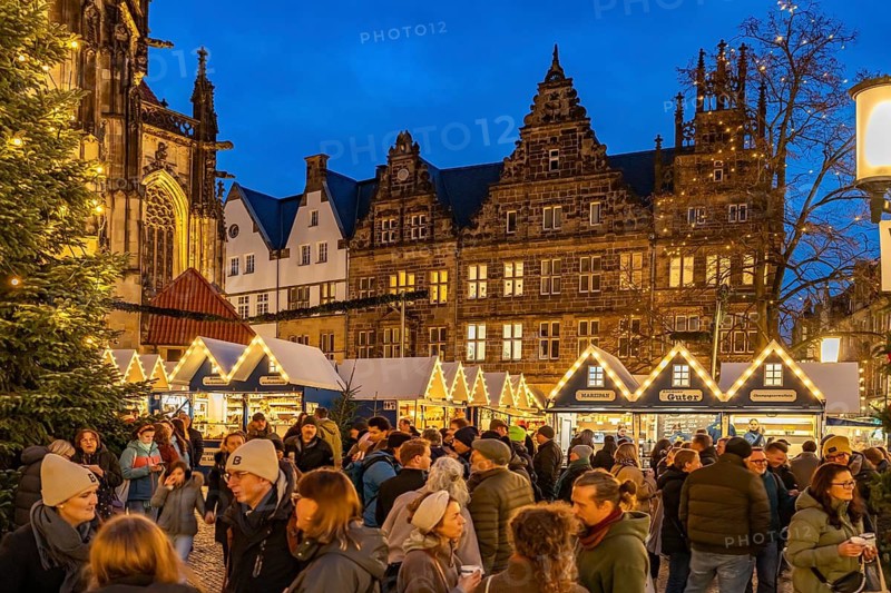 Christmas market Lichtermarkt St. Lamberti at dusk, Münster, North Rhine-Westphalia, Germany