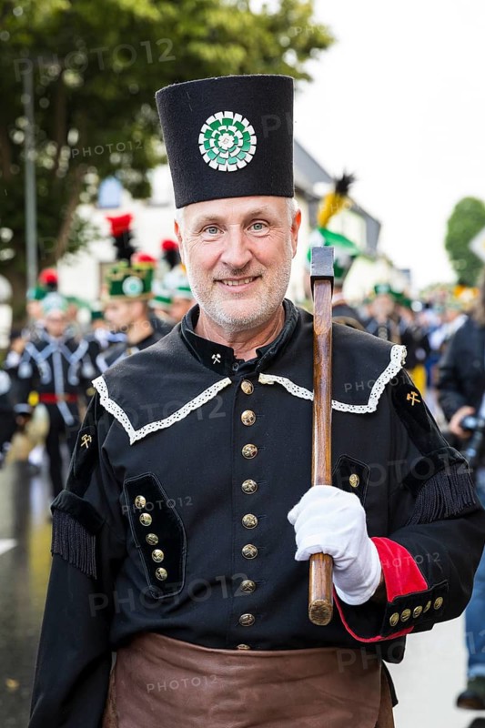 Bergstreit Day 2025 in Schneeberg, the miners of all trades proudly wear their habit on this traditional day, Great Mountain Parade from Neustädtel to the market square and to the church of St. Wolfgang in Schneeberg, the brass bands play the Steigerlied zum Marsch, Ore Mountains, Saxony, Germany
