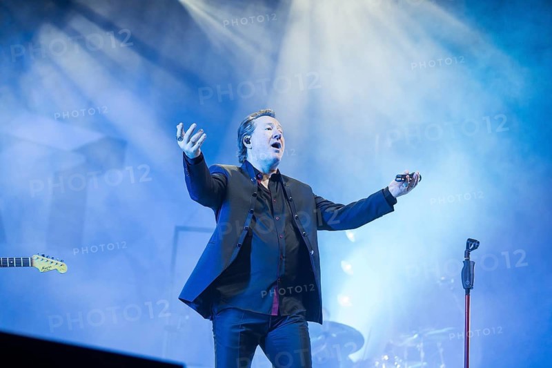 Claudius Dreilich, singer of Karat live on 50 years of KARAT tour in Berlin's Max-Schmeling-Halle on 19.12.2025