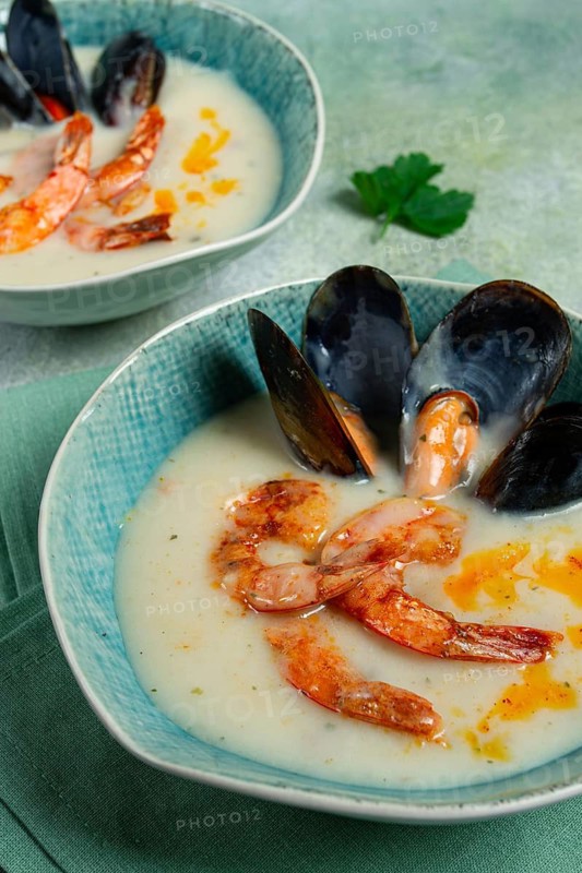 Cream soup, chowder with mussels and shrimp, American cuisine, homemade, no people