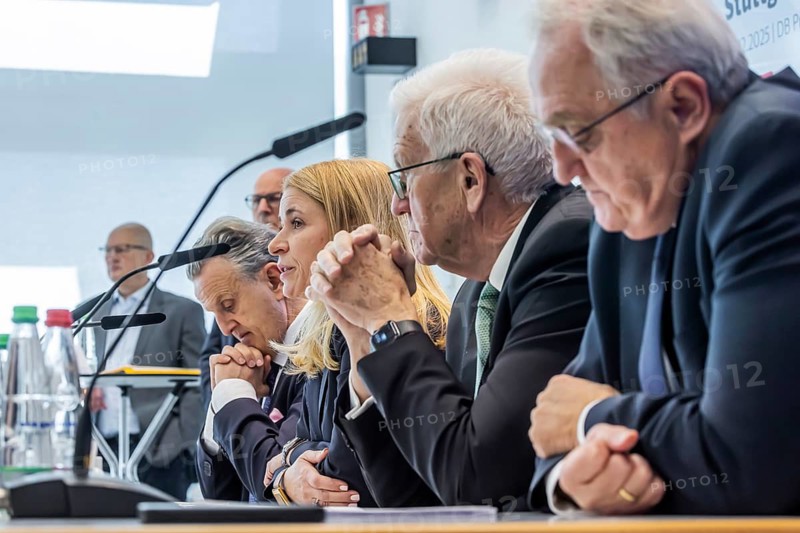 Special meeting of the Stuttgart 21 steering committee: from left Frank Nopper (Mayor of Stuttgart), DB CEO Evelyn Palla, Minister President Winfried Kretschmann, Rainer Wieland (Chairman of the Stuttgart Region Association) . The reason for the crisis meeting was the further delay to the opening date for the billion-euro project. Stuttgart, Baden-Württemberg, Germany