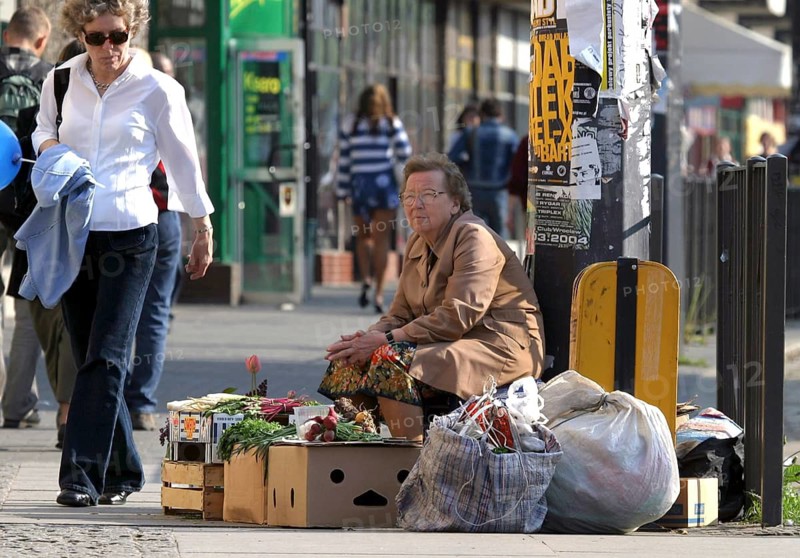 Breslau, POL, 30.04.2004 - A woman offers vegetables for sale on a road in Wroclaw, Poland