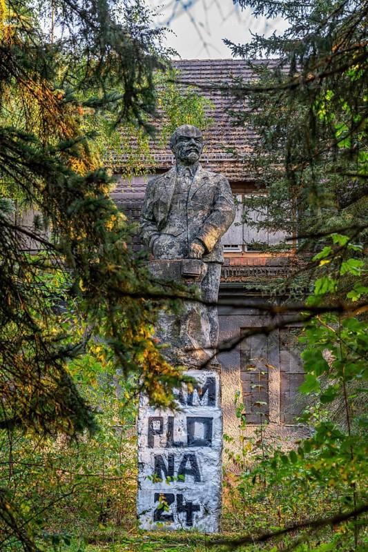 Statue of Vladimir Ilyich Lenin in front of the ruins of the Officers' House, officers' mess at the Wünsdorf military base, former headquarters of the Soviet Army High Command, Zossen, Fläming, Brandenburg, Germany