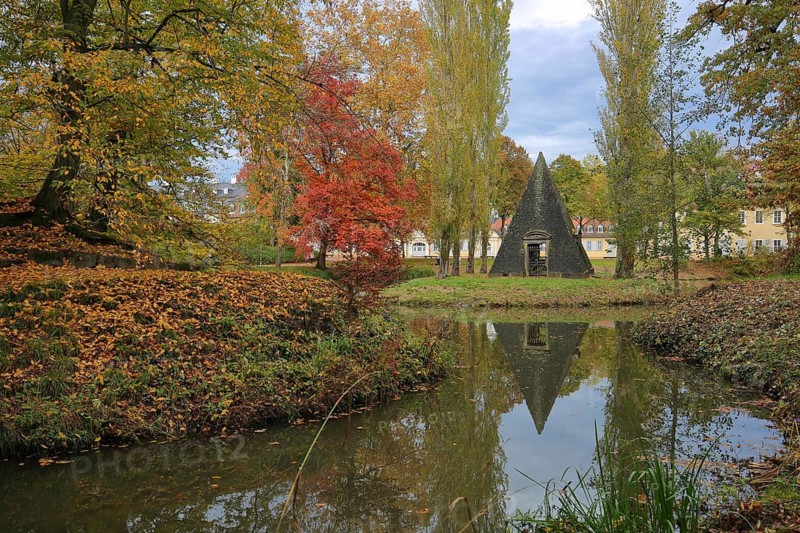 Pyramid as a monument to Prince Frederick at the pond with autumn colors and reflections, park, Wilhelmsbad State Park, Hanau, Hesse, Germany
