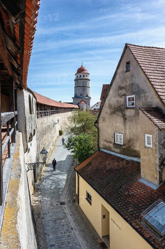 The historic rampart of the completely preserved, approx. 2.7 kilometers long city wall in the old town of Nördlingen with the Löpsinger Tor, Donau-Ries district, Nördlinger Ries, Bavaria, Germany