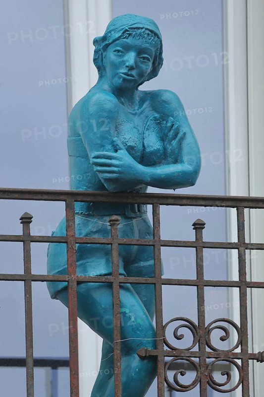 Sculpture by Nicole Brousse, blue woman on balcony railing, detail, blue, standing, balcony railing, metal railing, decoration, L'Isle-sur-la-Sorgue, Vaucluse, Provence, France
