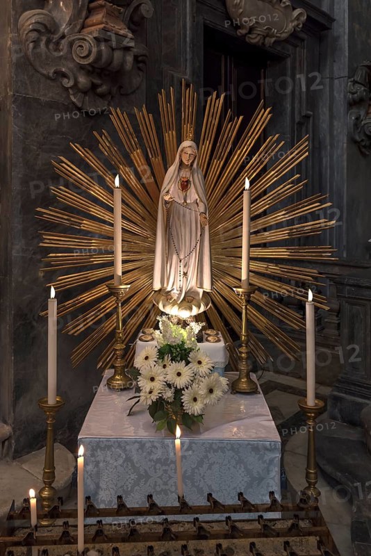 Marian altar with sacrificial candles in the Chiesa dei Santi Vittore e Carlo, built in 1650, Via Balbi, 7, Genoa, Italy