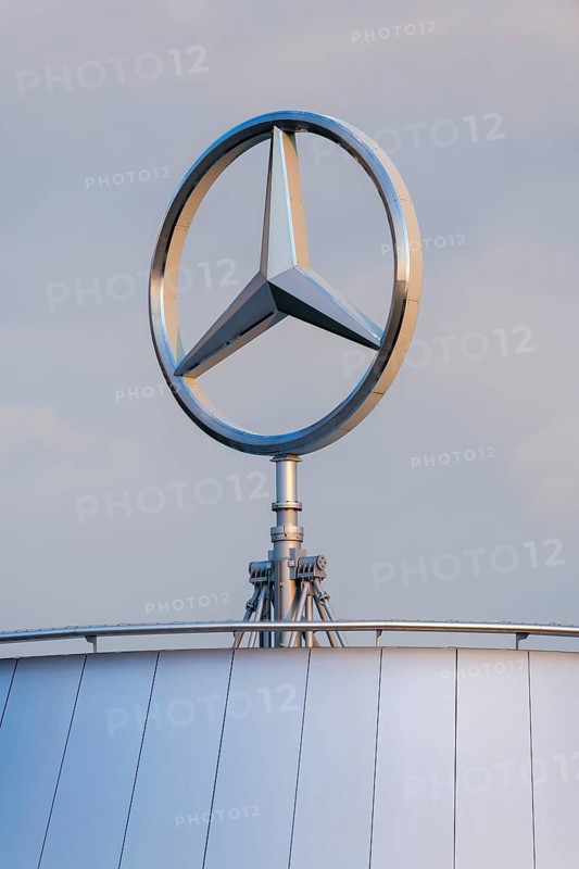 Merdedes star, Daimler, Mercedes-Benz branch, evening atmosphere, Stuttgart-Untertürkheim, Baden-Württemberg, Germany