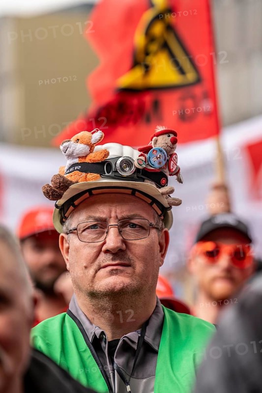 Demonstration by many thousands of steelworkers in front of the ThyssenKrupp headquarters in Essen against massive job cuts following the involvement of a foreign investor in the company, massive criticism of Group CEO Miguel López, North Rhine-Westphalia, Germany