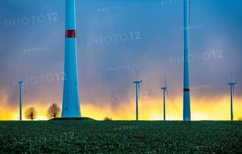 Königshovener Höhe onshore wind farm, on the A44 motorway near Bedburg, in front of the Jackerath triangle, autumn, sunset, recultivated open-cast mining site, Garzweiler open-cast lignite mine, operated by RWE and the city of Bedburg, North Rhine-Westphalia, Germany