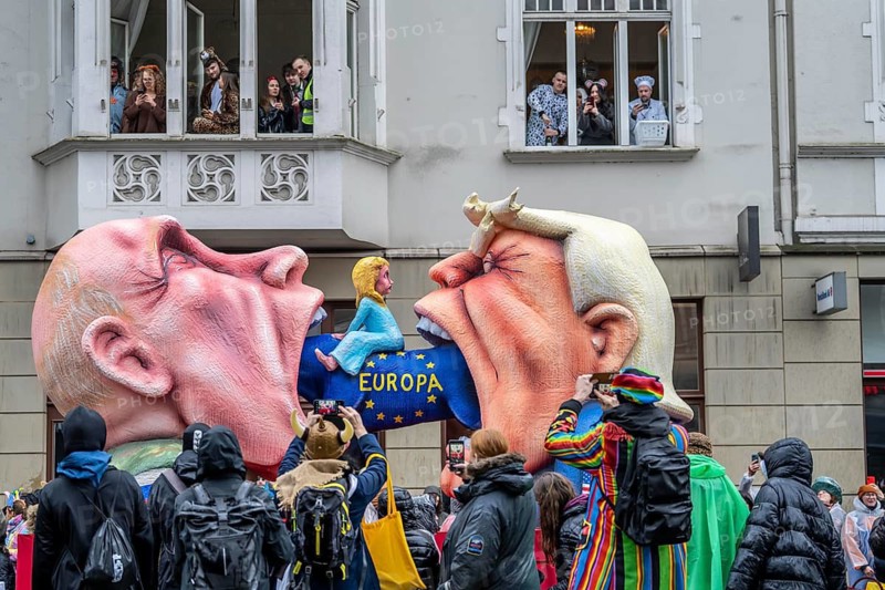 Rose Monday procession in Düsseldorf, theme car of wagon maker Jacques Tilly, Putin and Trump eat Europe, North Rhine-Westphalia, Germany