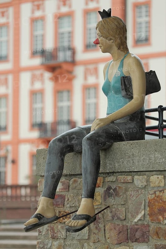 Frog Queen sculpture by Birgid Helmy 2004, Princess Frog Queen with handbag and crown sitting on a wall, modern art, colorful life-size stone sculpture, Biebrich Castle, Wiesbaden, Hesse, Germany