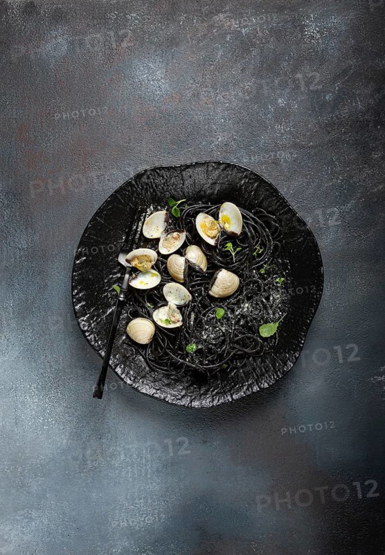 Black spaghetti vongole, venerki, homemade, without people