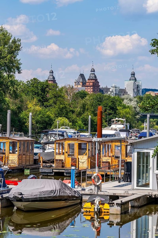 Houseboats, motor boats and yachts on the Main in the port of Aschaffenburg, behind Johannisburg Castle, Aschaffenburg, Lower Franconia, Bavaria, Germany