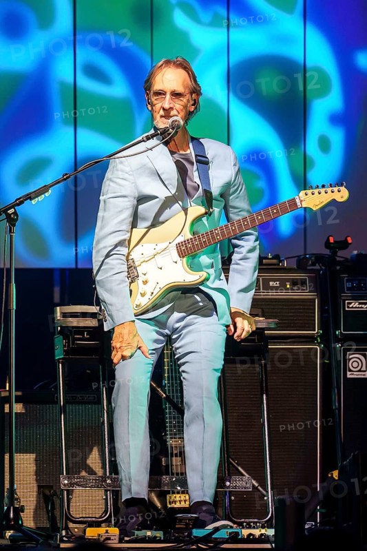Mike Rutherford, guitarist and namesake of Mike and the Mechanics live on Looking Back - Living The Years 2025 Tour at the Tempodrom in Berlin on 04.05.2025