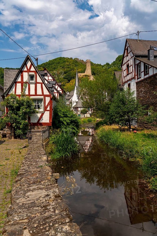 Monreal, idyllic half-timbered village in the Elz valley, ruins of Philippsburg Castle, in the district of Mayen-Koblenz, in Rhineland-Palatinate, Germany
