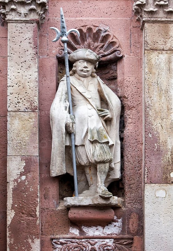 Stone figure at the entrance gate, Abbey Castle Corvey in Hoexter, Weserbergland, North Rhine Westphalia, Germany, Europe, Figur am Eingangstor, ehemalige Abtei und Schloss Corvey in Höxter, Weserbergland, Nordrhein-Westfalen, Deutschland, Europa