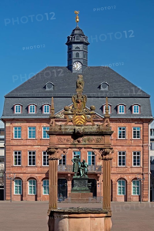 Neustadt Town Hall with the Brothers Grimm National Monument seen through the market fountain, Market Square, Hanau, Hesse, Germany