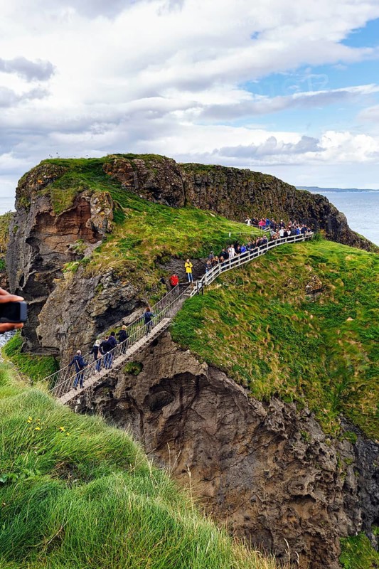 Narrow suspension bridge for walkers on rocky coast, Rope Bridge Carrick-a-Rede, footpath, coastline between Ballycastle and Ballintoy, viewpoint, Causeway Coastal Route, Antrim, Northern Ireland, Great Britain
