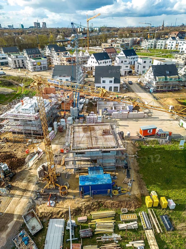New-build neighbourhood, around 140 detached and semi-detached houses being built in the south of Duisburg, various developers, shells, construction work, North Rhine-Westphalia, Germany