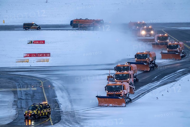 The onset of winter in North Rhine-Westphalia, flight operations were maintained at Düsseldorf airport with great effort, taxiways, runway were freed from snow and ice with many clearing vehicles, aircraft were de-iced in front of takeoff, North Rhine-Westphalia, Germany