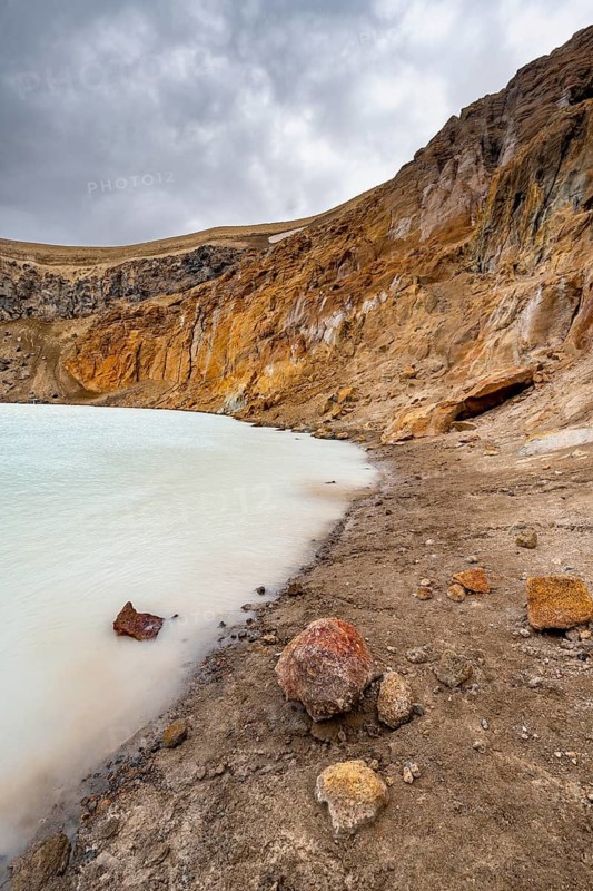 Colourful rock at the crater lake Víti in the crater of the volcano Askja, volcanic landscape, mountain massif Dyngjufjöll, Icelandic highlands, Vatnajökull National Park, Iceland