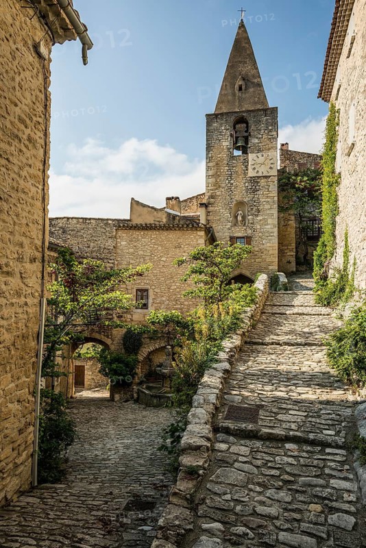 Medieval mountain village, Crestet, Vaucluse department, Provence, Provence-Alpes-Côte dAzur, France
