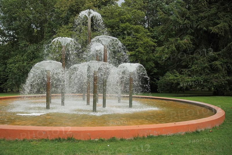 Fountain with water features, water basin, mushroom-shaped water fountain, spa garden, Bad Homburg, Hesse, Germany