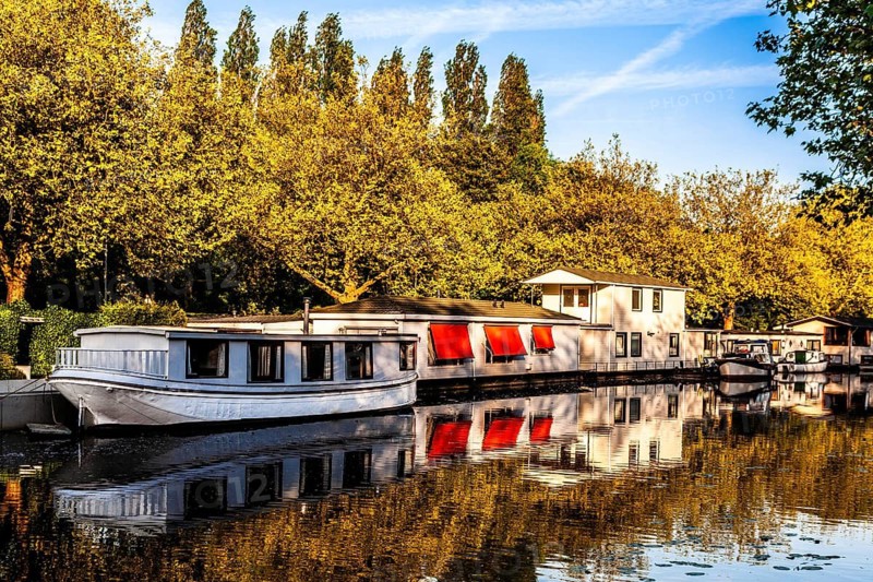 Floating houses, walking along the Rotte, route from the modern city center to the green suburbs such as Hillegersberg or the Hoge Bergse Bos. historic waterway leads past riverside trails, parks and the Prinsenmühle, Rotterdam, Niederla