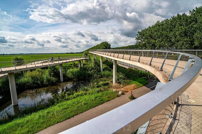 Ramp on the Liniebrug, bicycle and pedestrian bridge over the Amsterdam-Rhine Canal near the village of Nigtechtew, spans the shipping canal at around 104 metres, the ramps on both sides of the canal are a good 500 metres long, gentle ascent for cyclists, connects various cycle paths south of Amsterdam, Netherlands