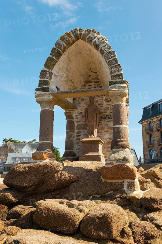A stone historical monument with a view of the coast and blue sky, Monument, Oratory, Oratoire de Saint-Guirec, Ploumanac'h, Ploumanach, Perros-Guirec, Côtes-d'Armor, Brittany, France