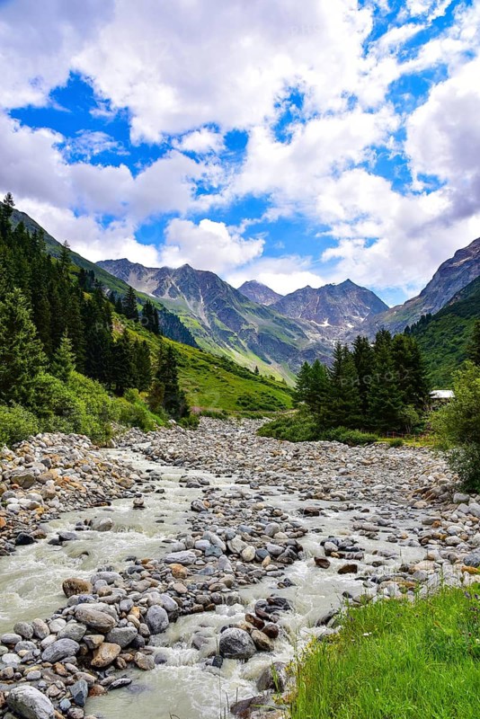 The Pitzbach in the Pitztal, in the background (from left to right) Innere Schwarze Schneid (3365 m), Tiefenbachkogel (3309 m), Linker Fernerkogel (3278 m), Tyrol, Austria