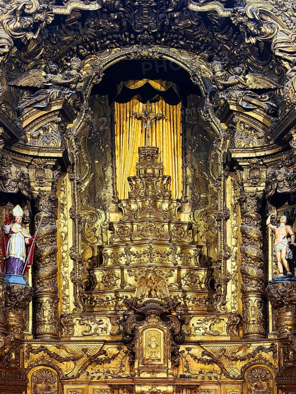 Igreja Paroquial de Santo Ildefonso, interior with altarpiece by Italian artist Nicolau Nasoni, old town, Porto, Portugal