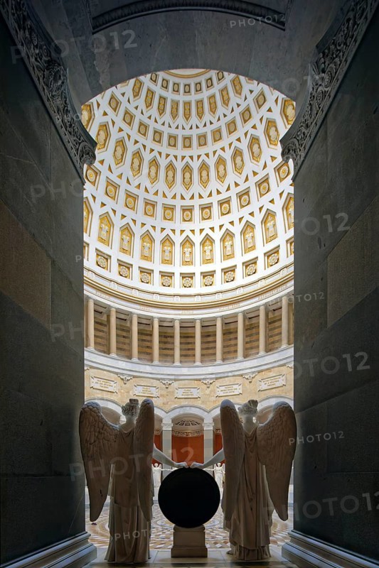 Interior, hall with two of 34 angels, goddesses of victory 3, 3 metres high, monument Befreiungshalle Kehlheim, round hall with dome, 45 m high, 29 m diameter, classicism, built 1842 to 1863 by Friedrich von Gärtner and Leo von Klenze, Michelsberg, Kelheim, Lower Bavaria, Bavaria, Germany