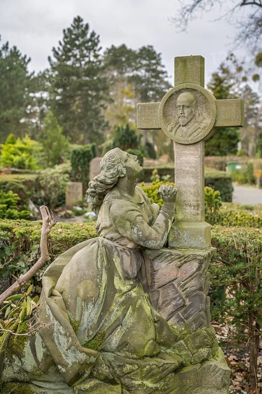 Female figure, mourning figure, grave, Zehlendorf cemetery, Onkel-Tom-Straße, Zehlendorf, Berlin, Germany