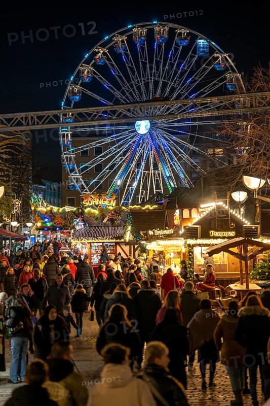 Christmas market in the city centre of Duisburg, Kuhstraße, Königstraße, with Ferris wheel, North Rhine-Westphalia, Germany