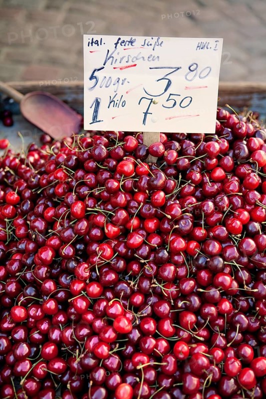 Cherries from Italy at a market stall, Hanover, Lower Saxony, Germany, Europe, Kirschen aus Italien an einem Marktstand, Hannover-Linden, Niedersachsen, Deutschland, Europa