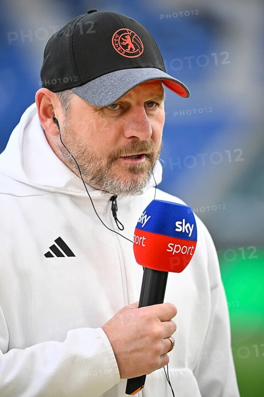 Coach Steffen Baumgart 1. FC Union Berlin FCU Portrait in interview Microphone Microphone Logo SKY PreZero Arena, Sinsheim, Baden-Württemberg, Germany