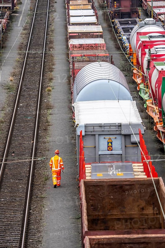 Shunters, check the assembled freight cars at the Hagen-Vorhalle marshalling yard, is one of the 9 largest in Germany, it is located on the Wuppertal-Dortmund railway line and has 40 directional tracks on which freight trains of all types are assembled, North Rhine-Westphalia, Germany