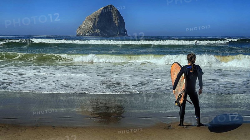 USA - Oregon - Cape Kiwanda - surfer