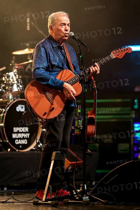 Günther Sigl, singer of the Spider Murphy Gang live on The Acoustic Tour Unplugged at Berlin's Admiralspalast on 30/04/2025