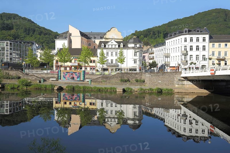 View of the Lahnufer Hundertwasser Fountain and Houses, Reflection, Station Bridge, Ottmar Canz Bridge, Bad Ems, Rhineland-Palatinate, Germany