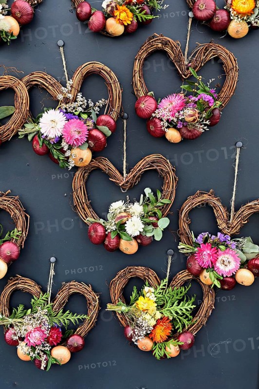 Market stall with heart-shaped onions, traditional harvest jewellery, onion market, Bern, Canton of Bern, Switzerland
