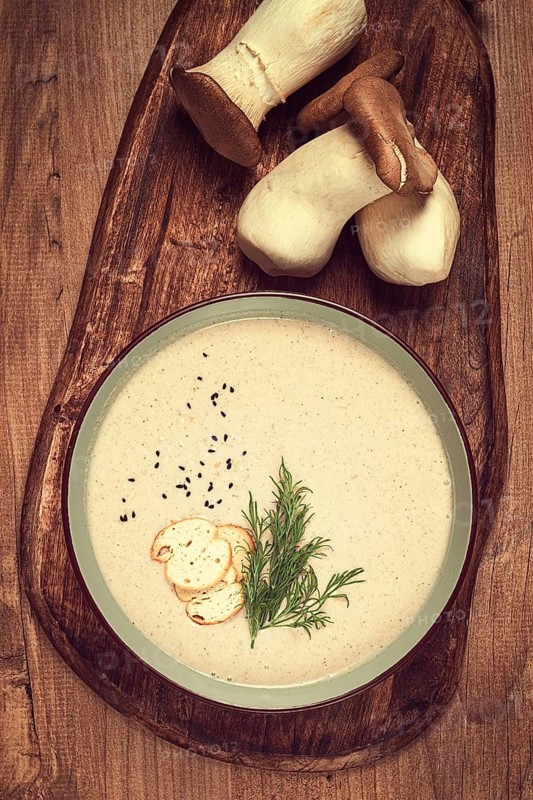 Mushroom cream soup, with dill and bruschetta, mushroom eringi