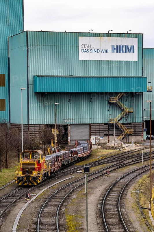 Hüttenwerke Krupp-Mannesmann, HKM in Duisburg, goods train with new steel slabs leaving the halls of the steel mill, tracks of the marshalling yard, North Rhine-Westphalia, Germany