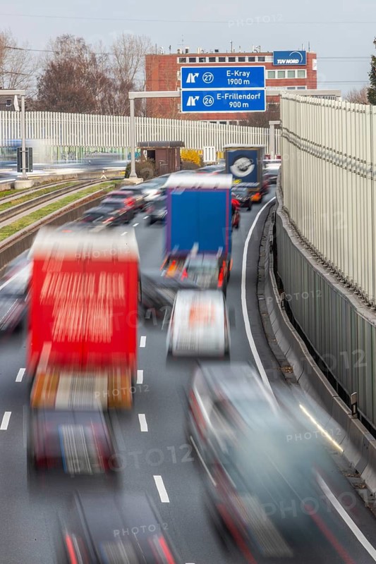 Motorway A40, Ruhrschnellweg, city centre of Essen, exit Essen-Frillendorf, Spurbus route, this area would also be affected by a diesel driving ban, Essen, North Rhine-Westphalia, Germany